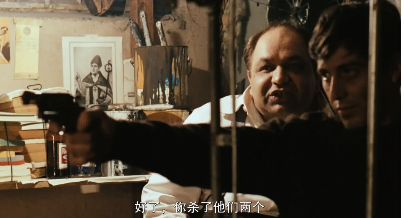 《教父》中麦克亲手杀人前为什么被告知手要垂下，让枪滑掉，并且快步离开餐厅，而不是跑？