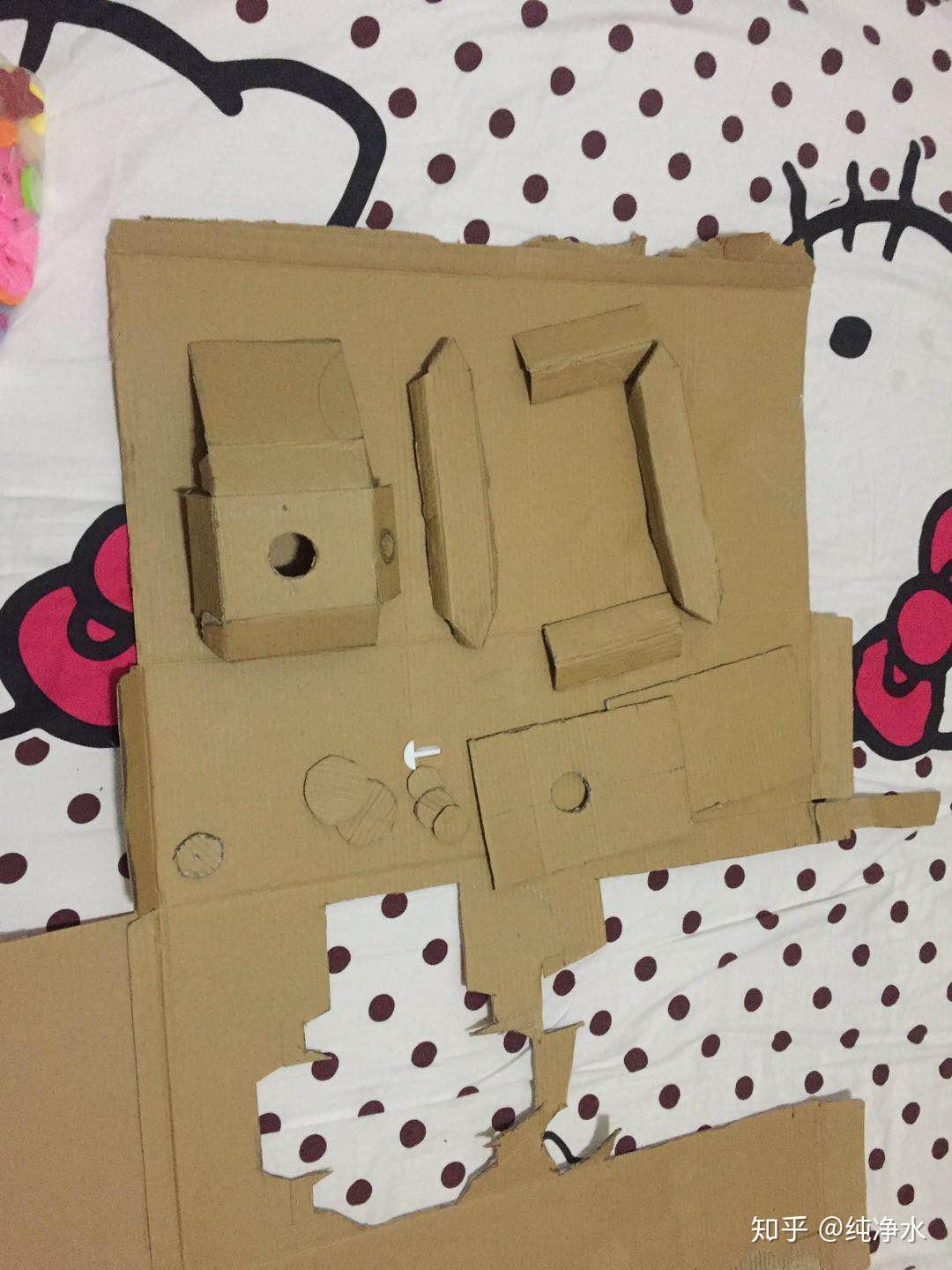 女儿喜欢坦克，用纸壳做一个。