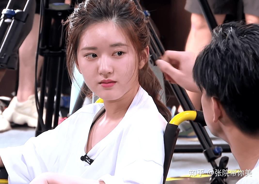 很好奇为什么会有人觉得赵露思普她的鼻基底和面部整体线条很优越啊我