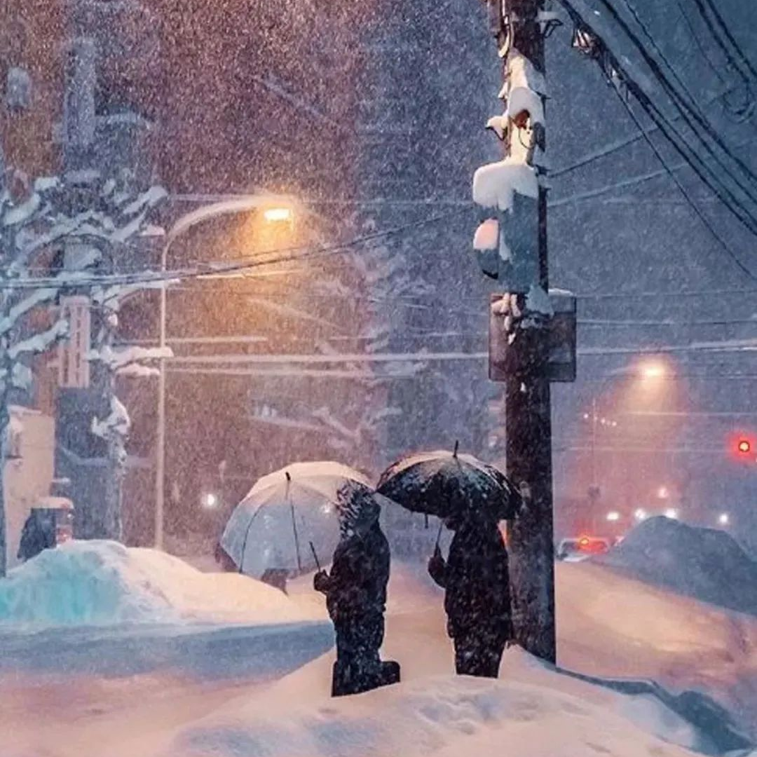 冬天在大雪中行走的人高清图片下载-正版图片500803995-摄图网
