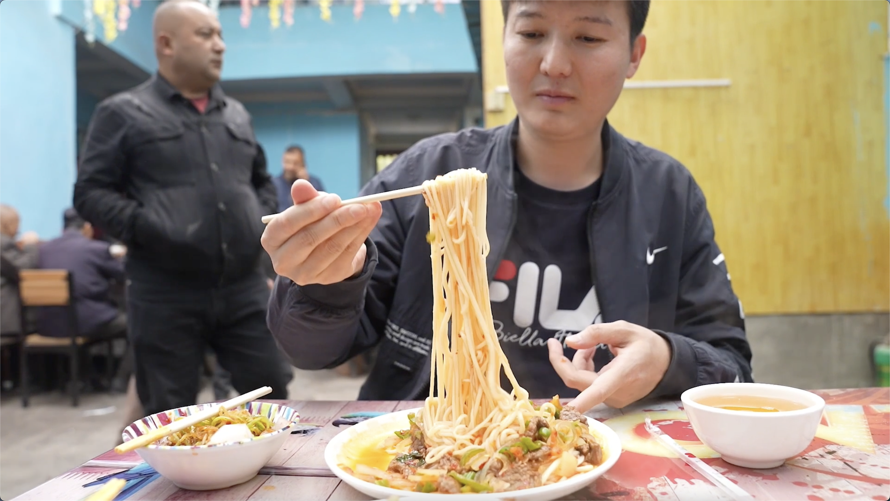 新疆喀什特色美食把子面12元份每天用掉8袋面粉卖2000串烤肉