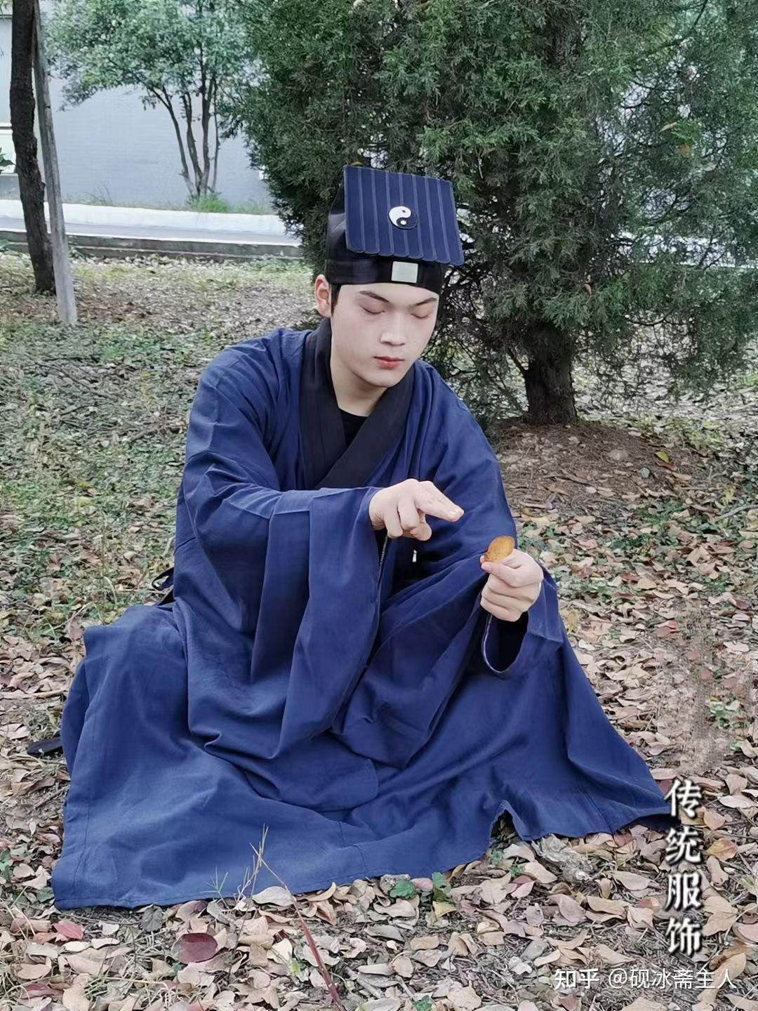 普通人(非道士)可以穿道袍吗?在道观里穿道袍的一定是道士吗?