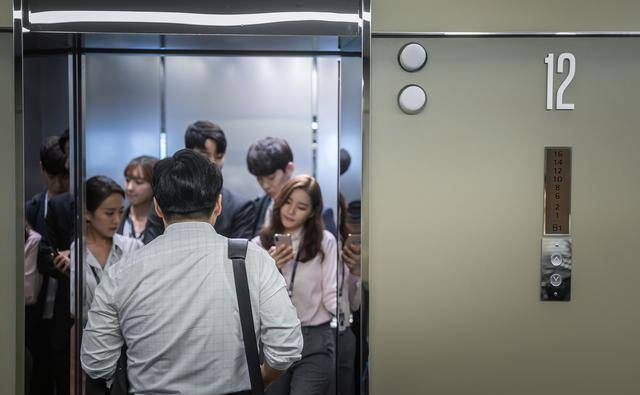 nba艾弗森酒店下塌国人乘电梯两度被赶出网友电梯你家的